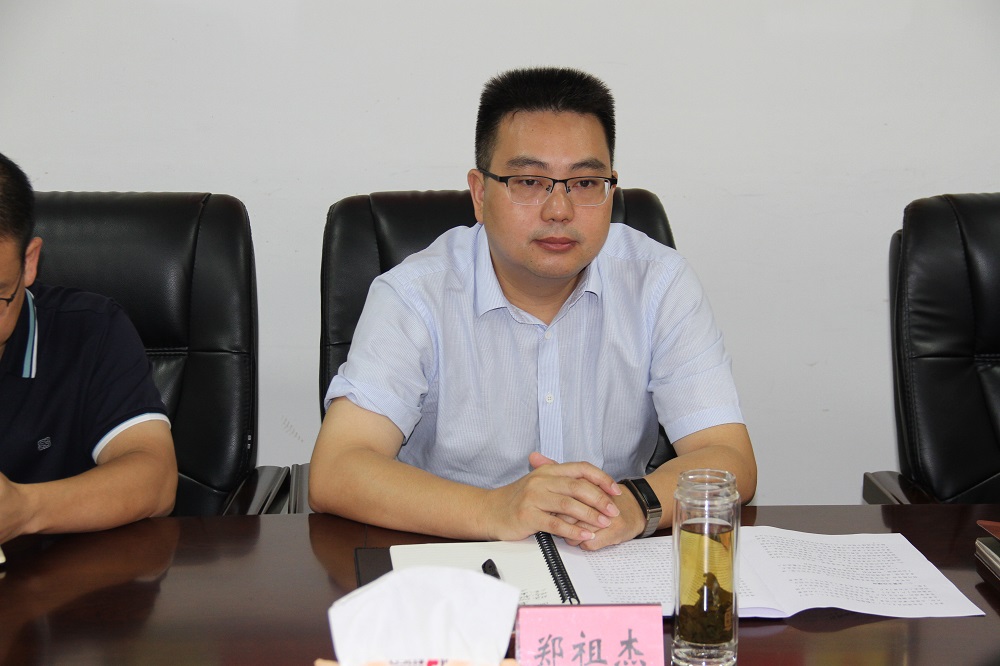 郑祖杰认真听取南充市国资委一行发言